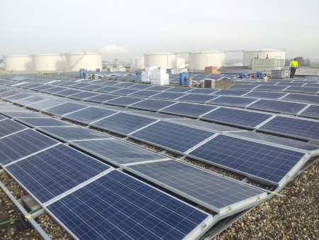 op grote industriële daken is veelal een hoop roet en andere aanslag aanwezig ook deze daken zijn in goede handen bij zonnepalen wassen en service.